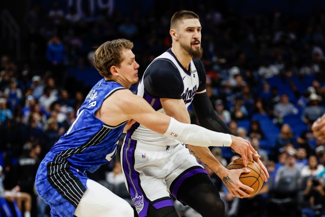 NBA: Wagner-Brüder unterliegen Sacramento knapp - Moritz Wagner (l) versucht, Alex Lenvon von den Sacramento Kings den Ball zu stehlen.
