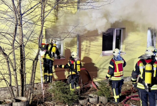 Neben Großbrand in Schwarzenberg auch Brand und Schlägerei in Beierfeld - In Beierfeld brennt eine Wohnung. Foto: Daniel Unger