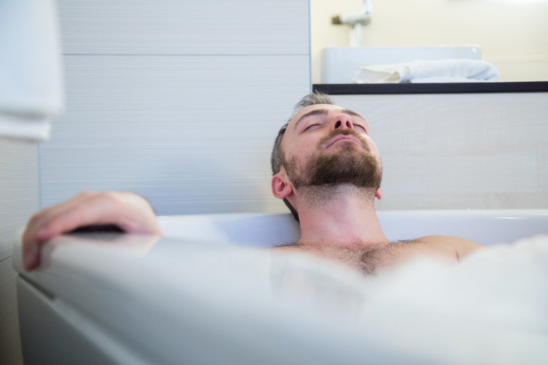 Nebenwirkungen vermeiden: Schmerzen ohne Medikamente lindern - Bei Rücken- oder Muskelschmerzen muss es nicht gleich eine Schmerztablette sein. Ein Bad kann oft schon zur Entspannung und Schmerzlinderung beitragen.