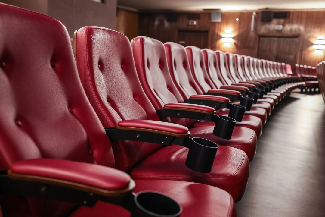 Neiße Filmfestival mit weiblichen Perspektiven im Fokus - Rote Sessel stehen im Kinosaal.