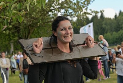 Neptunfest am Filzteich in Schneeberg - Janice Kaiser, Geschäftsführerin der Stadtwerke Schneeberg, ist beim Neptunfest als erste getauft worden. Foto: Ralf Wendland