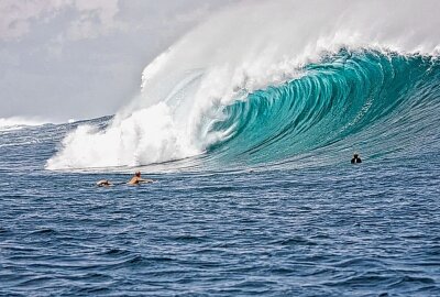 Nervenkitzel pur: Die gefährlichsten Sportarten für Adrenalinjunkies - Big Wave Surfer suchen die extremsten Wellen der Welt, die oft Höhen von über 20 Metern erreichen können. Symbolbild. Foto: Pixabay/ Kanenori