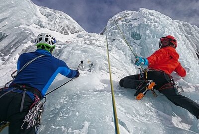 Nervenkitzel pur: Die gefährlichsten Sportarten für Adrenalinjunkies - Beim Ice Climbing klettern die Teilnehmer gefrorene Wasserfälle und Eissäulen hoch. Symbolbild. Foto: Pixabay/Gipfelsturm69