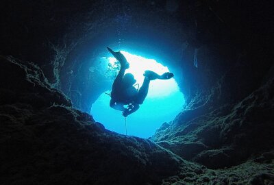 Nervenkitzel pur: Die gefährlichsten Sportarten für Adrenalinjunkies - Beim Cave Diving handelt es sich um eine spezielle Form des Tauchens, bei der die Teilnehmer in unterirdische Höhlensysteme eintauchen. Symbolbild. Foto: Pixabay/arhnue