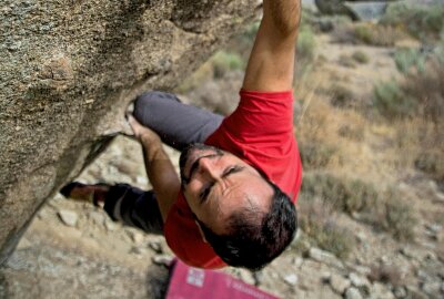 Nervenkitzel pur: Die gefährlichsten Sportarten für Adrenalinjunkies - Beim Free Solo Climbing klettern die Teilnehmer ohne Sicherungsseil oder Ausrüstung an steilen Felsen oder Gebäuden. Symbolbild. Foto: Pexels/ Rodrigo
