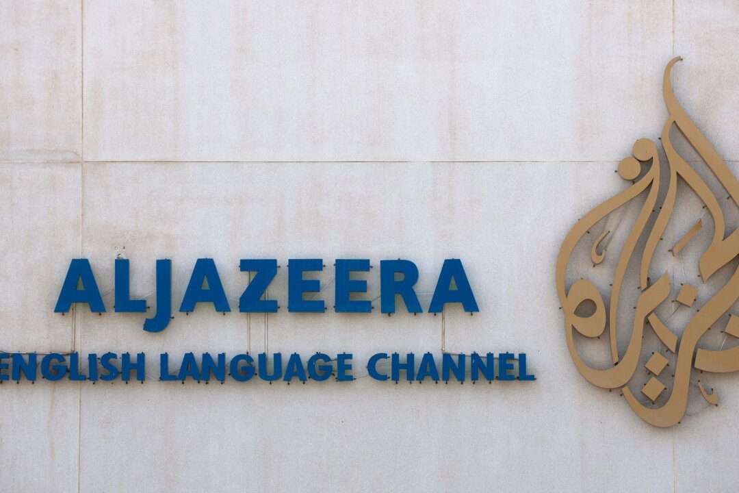 Netanjahu: Al-Dschasira in Israel wird geschlossen - Der Schriftzug und das Logo des arabischen Nachrichtensenders Al-Dschasira sind auf dem Gelände des Unternehmens zu sehen.