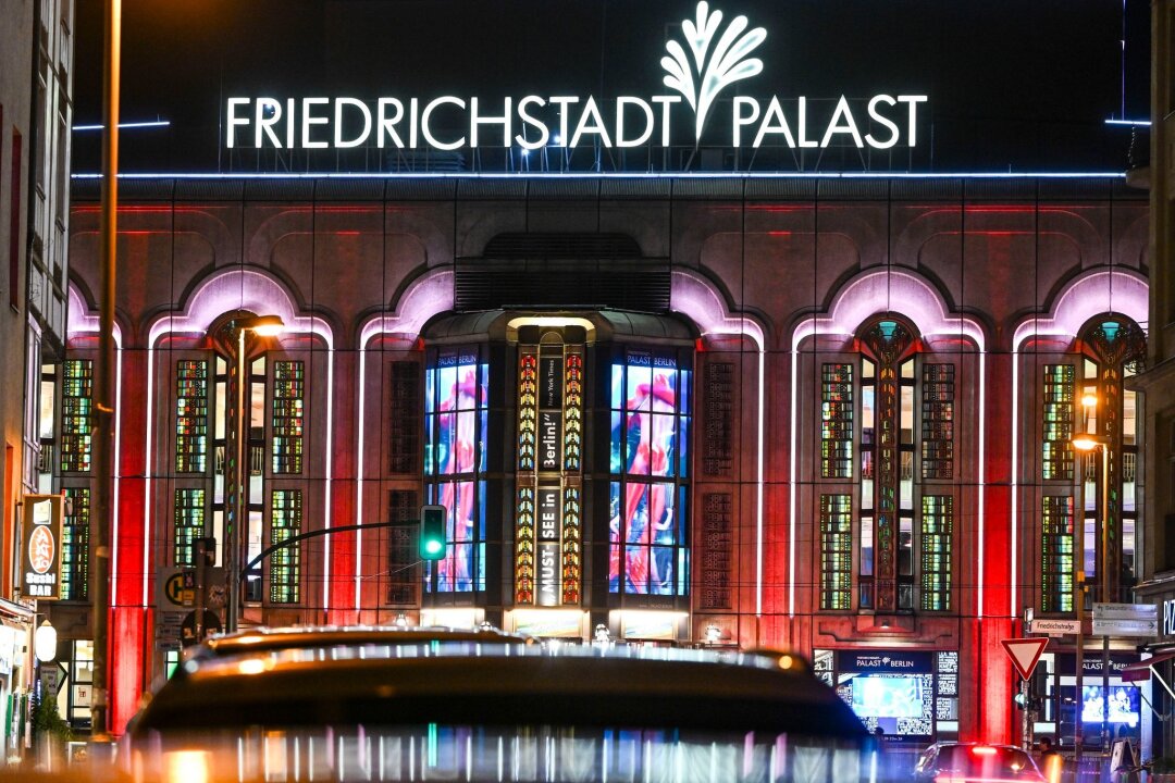 Neubau des Friedrichstadt-Palasts wird 40 Jahre alt - Der Friedrichstadt-Palast ist während der Premiere der Grand Show "Falling - In Love" festlich beleuchtet.