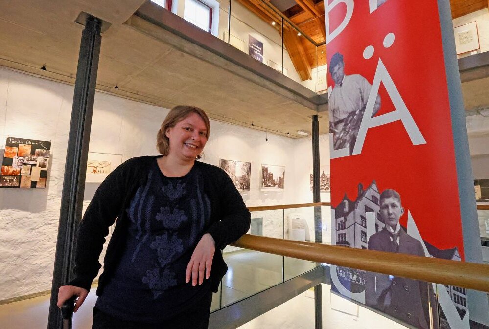 Kuratorin Iris Haist lädt Besucher in die neue Ausstellung im Erich-Ohser-Haus ein. Foto: Thomas Voigt