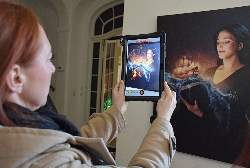 Vom 01. April 2022 können im Schloss Lichtenwalde 40 illustrierte Märchen mittels Augmented Reality (AR) mit dem Handy oder Tablet zum Leben erweckt werden. Foto: Maik Bohn