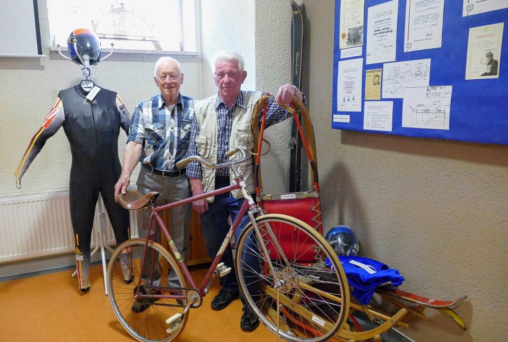 Der einstige Kunstradfahrer Lothar Schönherr (links) und Johannes Lorenz, der sich früher dem Alpine-Sport und dem Rennrodeln widmete, waren bei der Eröffnung der Ausstellung dabei, die bis Jahresende zu sehen sein wird. Foto: Andreas Bauer