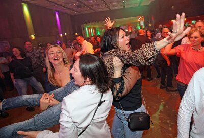 Neue Disko-Oldie-Party in der Plauener Festhalle zündete - Zu vorgerückter Stunde versuchten sich einige Partygäste zu Musik aus dem Kultfilm Dirty Dancing an der berühmten Hebefigur. Foto: Thomas Voigt
