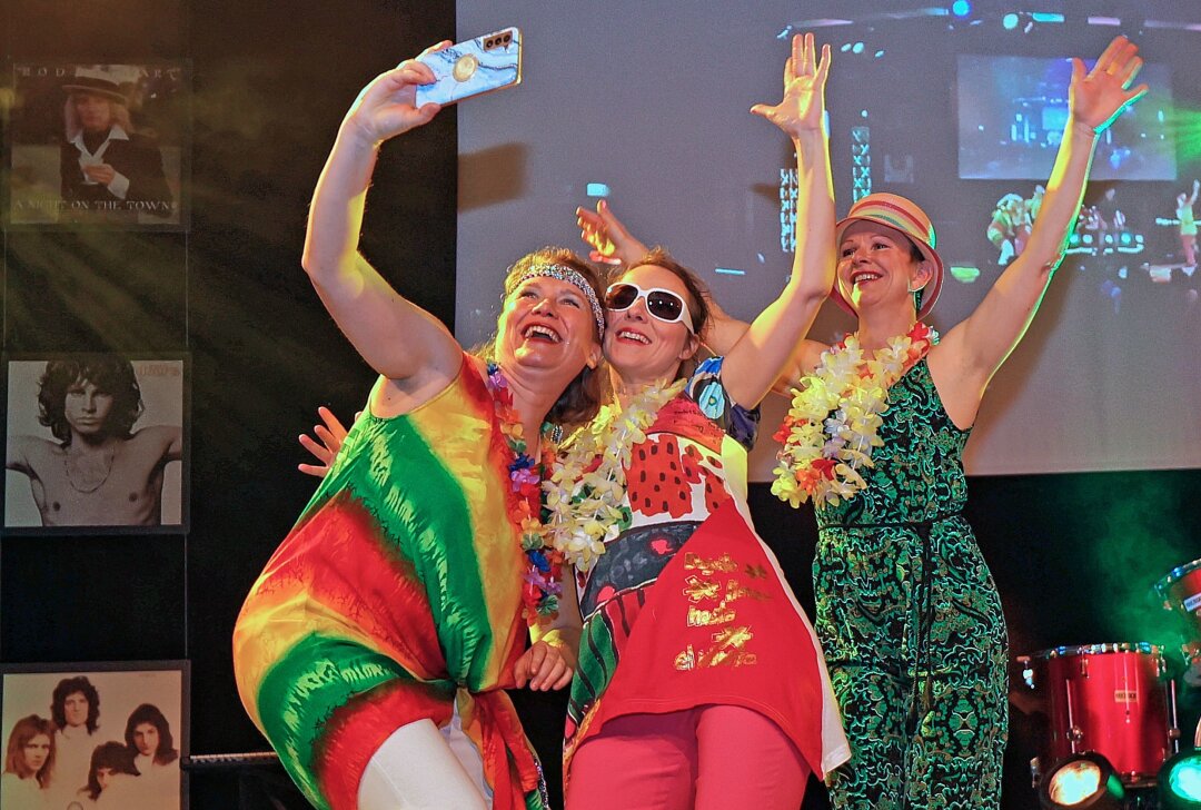 Neue Disko-Oldie-Party in der Plauener Festhalle zündete - Die 4 City Dancers sorgten mit ihrer Show für Stimmung im Saal. Foto: Thomas Voigt
