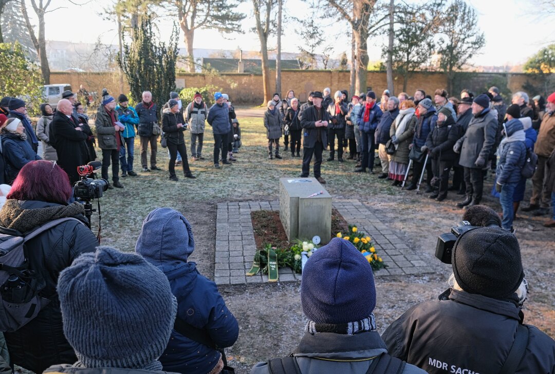 Neue Grab- und Gedenkanlage für Marinus van der Lubbe eingeweiht - Neue Grabanlage für Marinus van der Lubbe. Foto: Christian Grube