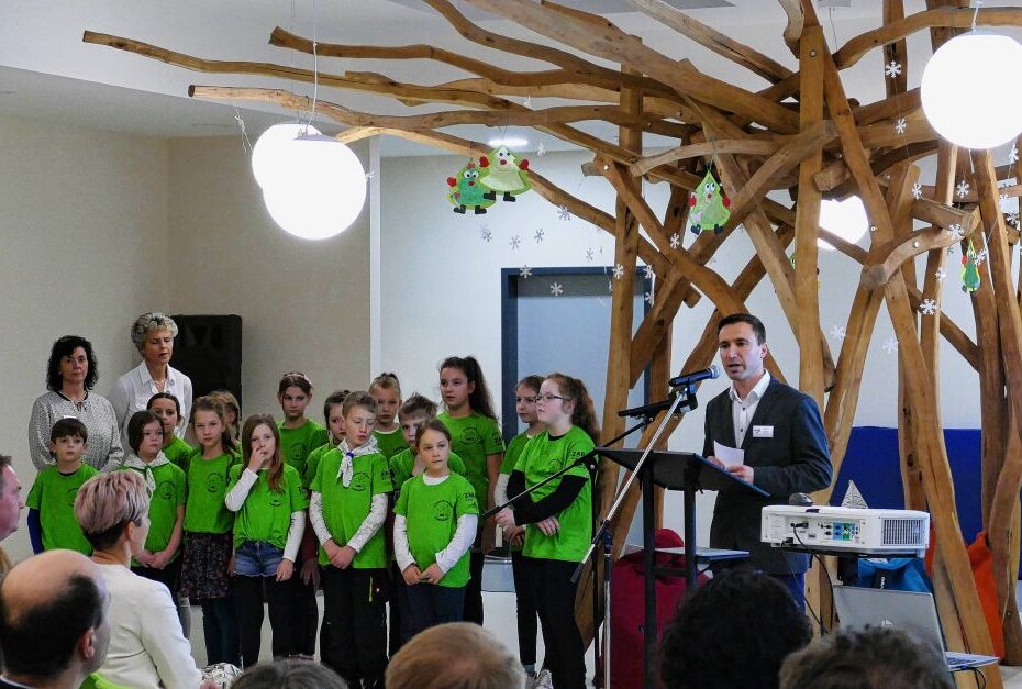 Neue Grünhainichener Grundschule feierlich eingeweiht - Zur Einweihung hatte auch der Schulchor einen Auftritt. Foto: Andreas Bauer
