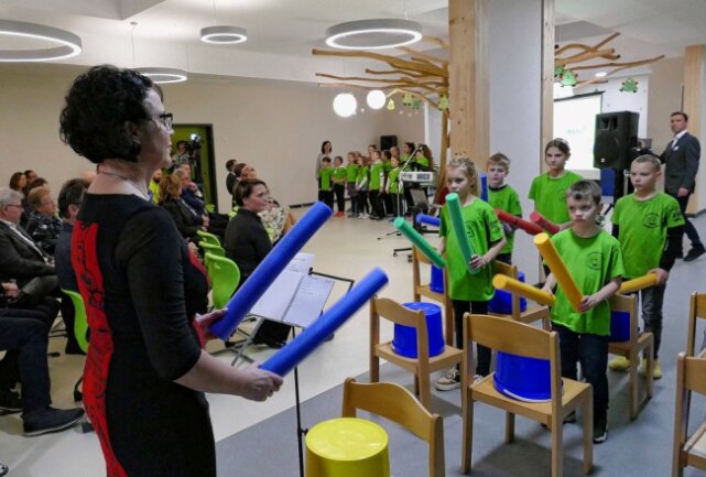 Neue Grünhainichener Grundschule feierlich eingeweiht - Ebenso zeigte die Trommler-Gruppe der Schule ihr Können. Foto: Andreas Bauer