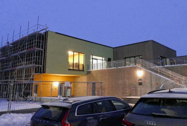 Neue Grünhainichener Grundschule feierlich eingeweiht - Teilweise ist das Schulgelände noch eine Baustelle, zumal von der Turnhalle erst die Bodenplatte existiert. Foto: Andreas Bauer