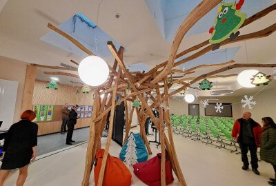 Neue Grünhainichener Grundschule feierlich eingeweiht - Dieser symbolische Baum ist der Mittelpunkt der Grundschule. Foto: Andreas Bauer