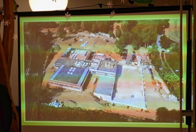 Neue Grünhainichener Grundschule feierlich eingeweiht - Fotos stellten die verschiedenen Bauphasen dar. Foto: Andreas Bauer