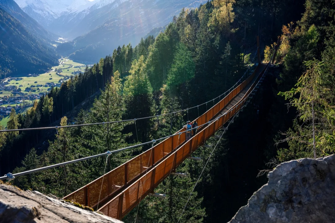 Neue Hängebrücke im Tiroler Stubaital - Wandern mit Aussicht: Die mehr als 100 Meter lange Hängebrücke im Stubaital führt an einem Berghang 46 Meter über den Boden und eröffnet einen Fernblick auf den Ort Neustift.