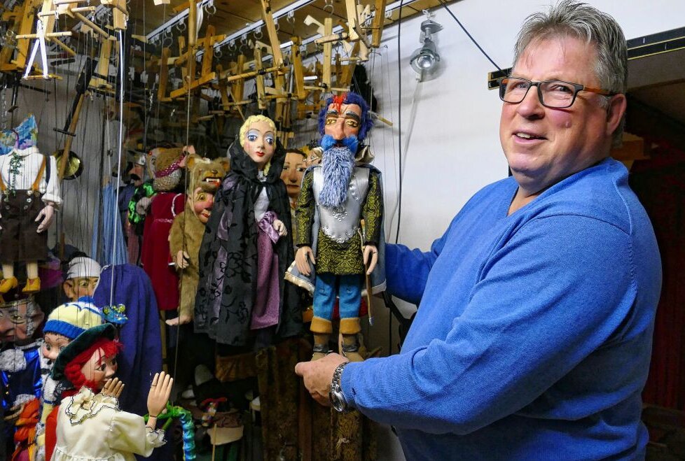 Schon bald will Frank Hübner seine Marionetten wieder auf der Bühne präsentieren - zusammen mit den Künstlern weiterer Theater. Foto: Andreas Bauer
