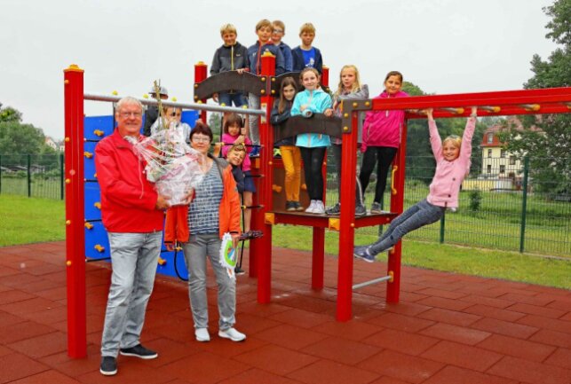 Frank und Andrea Schlegel (links) haben der Grundschule ein Klettergerüst gespendet. Foto: Thomas Michel