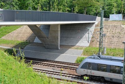 Neue "Messebrücke" für Radfahrer und Fußgänger freigegeben - Radfahrer und Fußgänger haben jetzt wieder eine direkte Verbindung über die Bahngleise. Foto: Anke Brod