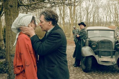Christian Schwochos Film "Deutschstunde" von 2019 mit Johanna Wokalek als Ditte: Maler Max Ludwig Nansen (Tobias Moretti) wird von der Polizei abgeholt.
