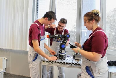 Neue Robotik-Lernsysteme am BSZ "August Horch" - Jonas Kröber, Lukas Beyer und Estelle-Solitaire Eichler, ElektronikerIn für Automatisierungstechnik (v.l.n.r.) überprüfen den "BIMoveo".Foto: Volkswagen Bildungsinstitut / R