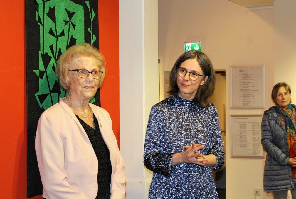 Neue Sonderausstellung ehrt Limbacherin - Gudrun Schmidt (li.) bei der Vernissage mit Barbara Wiegand-Stempel. Foto: A. Büchner