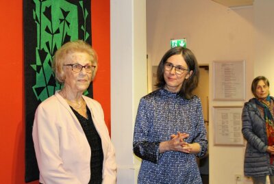 Neue Sonderausstellung ehrt Limbacherin - Gudrun Schmidt (li.) bei der Vernissage mit Barbara Wiegand-Stempel. Foto: A. Büchner