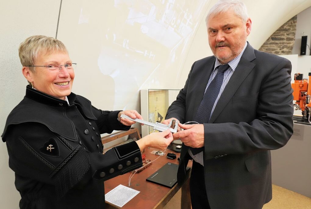 Museumsdirektorin Andrea Riedel und FPM-Geschäftsführer Hubert Böhme an einem historischen Werktisch in der Sonderausstellung.Foto: Wieland Josch