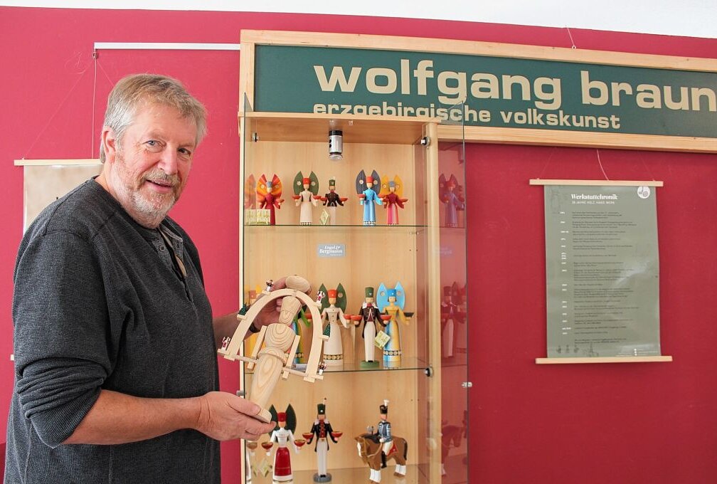 Wolfgang Braun beim Einräumen der Vitrinen. Foto: Jana Kretzschmann