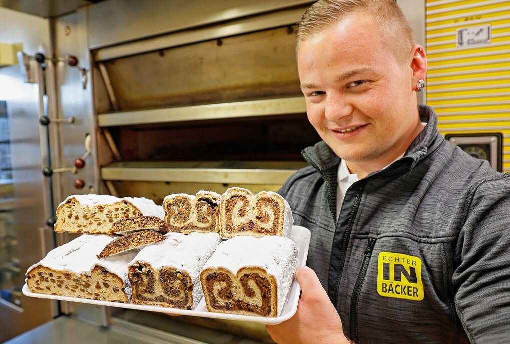 Neue Sorten: Vogtländische Bäcker sind stets am Puls der Zeit - André Knüpfer bringt traditionellen Butterstollen und Varianten mit Cranberrys und Haslenüssen in die Ladentheke. Foto: Thomas Voigt