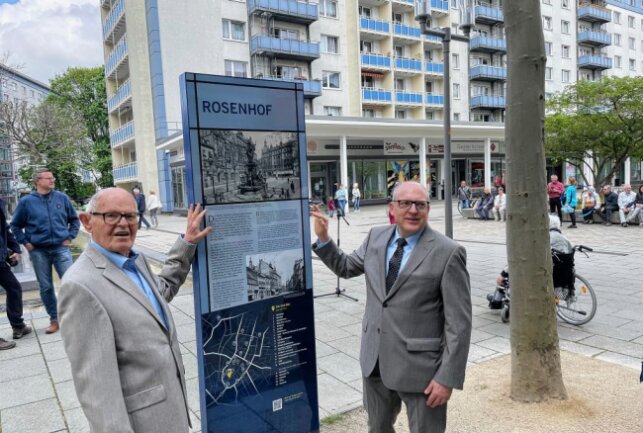 Rosenhofbewohner Siegfried Hempel (li.) und Oberbürgermeister Sven Schulze haben die neue Stele eingeweiht. Foto: Steffi Hofmann