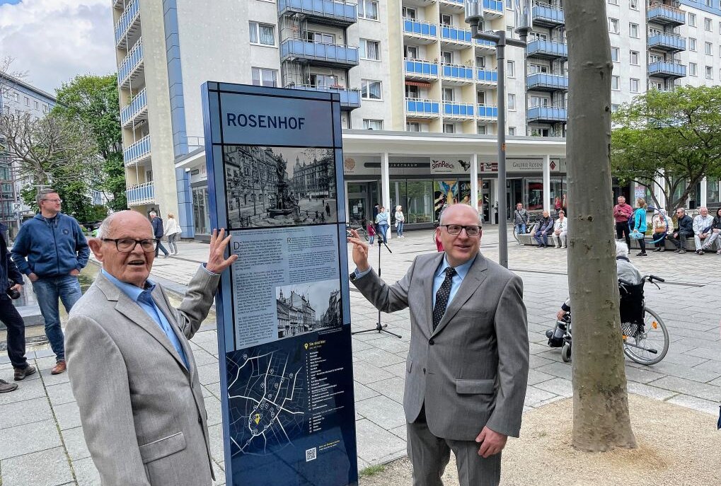 Rosenhofbewohner Siegfried Hempel (li.) und Oberbürgermeister Sven Schulze haben die neue Stele eingeweiht. Foto: Steffi Hofmann