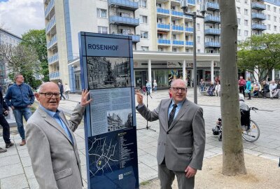 Neue Stelle gibt Einblick in die Rosenhof-Geschichte - Rosenhofbewohner Siegfried Hempel (li.) und Oberbürgermeister Sven Schulze haben die neue Stele eingeweiht. Foto: Steffi Hofmann