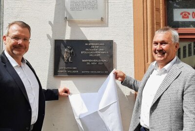 Neue Tafel erinnert an Glockengießer-Familie Hilliger in Freiberg - OB Sven Krüger und Vereinsvorsitzender Volker Haupt bei der Enthüllung. Foto: Marion Schreiber