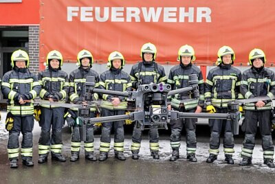 Neue Technik: Drohnenausbildung im Feuerwehrtechnischen Zentrum - Am Sonnabend wurden ausgewählte Kameraden mehrerer Feuerwehren in Theorie und Praxis an der Drohne eingewiesen. Foto Harry Härtel