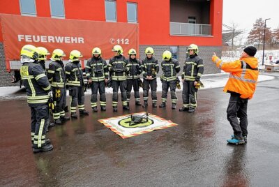 Neue Technik: Drohnenausbildung im Feuerwehrtechnischen Zentrum - Am Sonnabend wurden ausgewählte Kameraden mehrerer Feuerwehren in Theorie und Praxis an der Drohne eingewiesen. Foto Harry Härtel