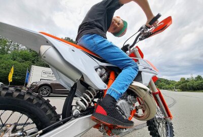 Neue Therapie und neues Motorrad lassen jungen Erzgebirger wieder lachen - Seine Freude war dem zwölfjährigen Grünhainer deutlich anzumerken. Foto: Andreas Bauer
