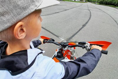 Neue Therapie und neues Motorrad lassen jungen Erzgebirger wieder lachen - Nils kann es kaum erwarten, auf seiner KTM SX 85 endlich loszulegen. Foto: Andreas Bauer