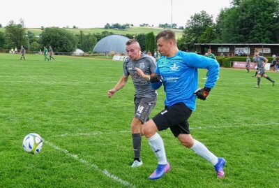 Neue Trainer durften zum Erzgebirgsliga-Auftakt jubeln - FVK-Keeper Jonas Clausner war an diesem Tag besonders gefordert. Foto: Andreas Bauer