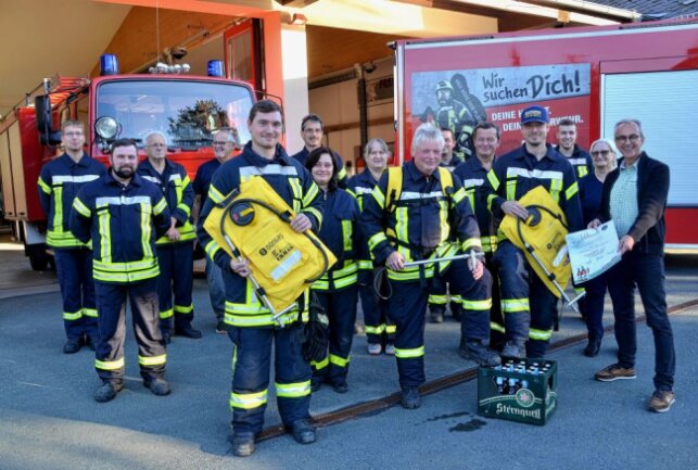 Neue Waldbrandlöschrucksäcke für die Feuerwehr - Thomas Münzer (rechts) hat die Förderurkunde an die Freiwillige Feuerwehr Triebel übergeben. Foto: Sternquell-Brauerei