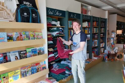Neue Wege für die "Universitas" Buchhandlung am Campus - Neben Büchern gibt es auch eine Auswahl aus dem Unishop im Laden zum Erwerb. 