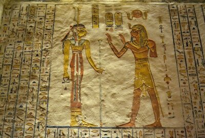 "Neue Wege zu alter Weisheit" - Ebenfalls im Grab Ramses VI. ist diese Szene zu finden: Der König vor Maat, der Göttin der Gerechtigkeit und Wahrheit. Foto: Jürgen Sorge