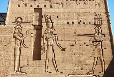 "Neue Wege zu alter Weisheit" - Ein Ptolemäer-König opfert der Göttin Isis und ihrem Sohn Horus. Eine Darstellung auf dem zweiten Pylon des Isis-Tempels auf der Insel Agilkia bei Assuan. Foto: Jürgen Sorge