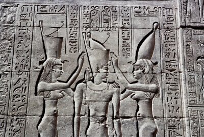 "Neue Wege zu alter Weisheit" - Dieses Wandrelief im Horus-Tempel von Edfu zeigt König Ptolemaios VIII. zwischen den Göttinnen Wadjet von Unterägypten und Nechbet von Oberägypten. Foto: Jürgen Sorge