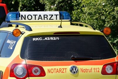 Neuensalz: Motoradfahrerin kracht in Gegenverkehr und verletzt sich schwer - 