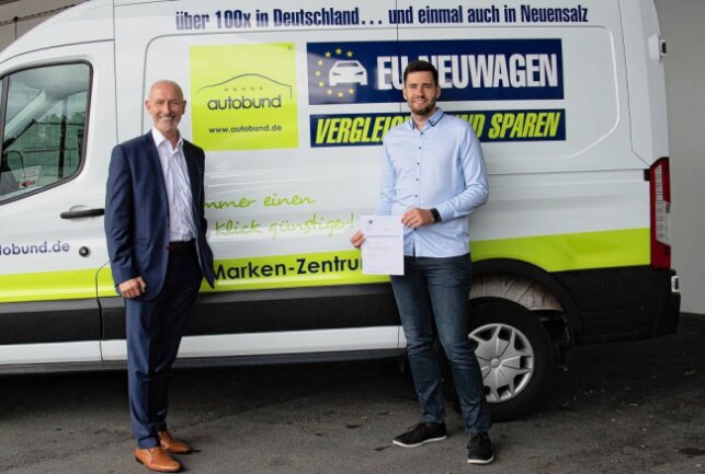 Autobund-Gründer Erich Laube (links) gratulierte dem E-Commerce-Kaufmann Markus Schneider zur bestandenen Prüfung. Foto: Pressebüro Repert
