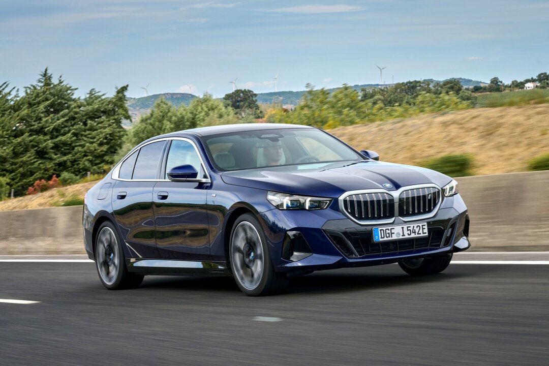 Neuer BMW 5er: Große Motorenpalette und Autobahn-Assistent - Als rein elektrisches i-Modell kommt der BMW 5er ab 70 200 Euro in den Handel.